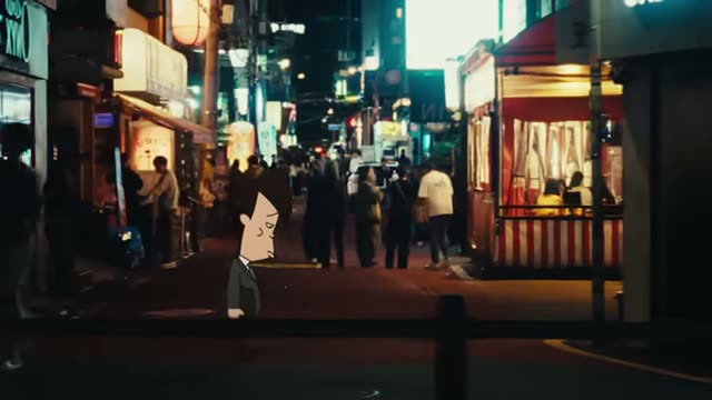 네온 간판이 늘어선 밤 번화가 인파 속을 만화 캐릭터가 혼자 걸어오는 장면