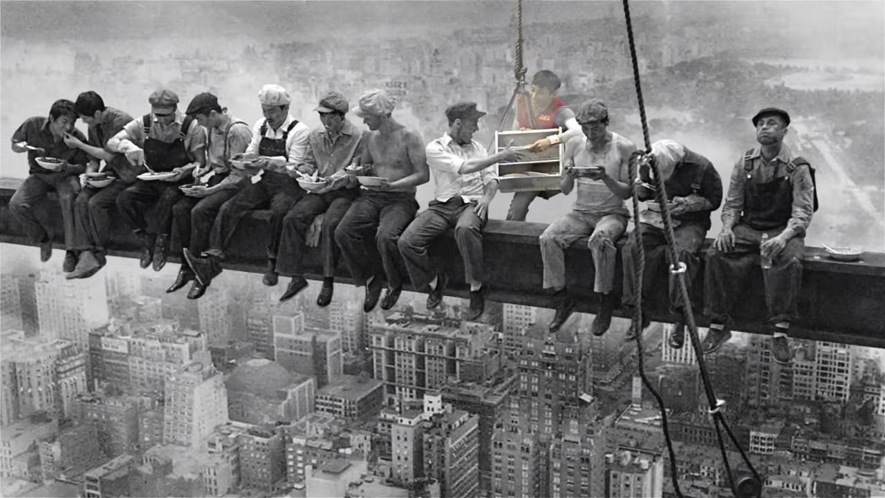 Lewis Hine '마천루 위의 점심' 사진을 재현한 철골 위 식사 장면