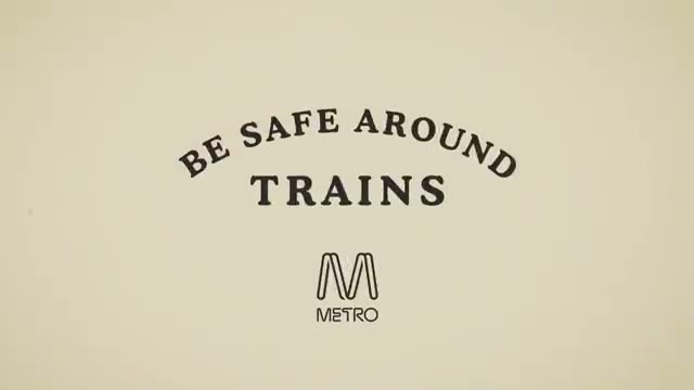‘BE SAFE AROUND TRAINS’ 문구와 Metro 마크가 표시된 엔드카드