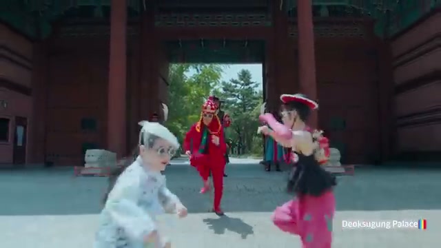 덕수궁 문 앞에서 전통 수문장과 현대적인 무용이 한 화면에 겹치는 장면