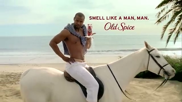 백사장에서 백마를 탄 채 'SMELL LIKE A MAN, MAN' 태그라인과 로고가 표시되는 엔드카드