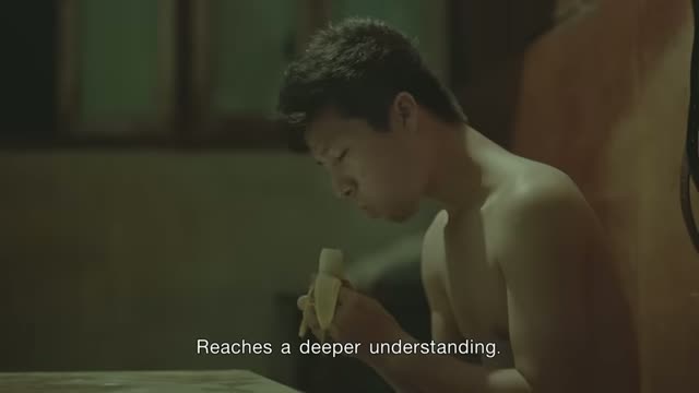 남자가 자신의 낡은 방에서 바나나 한 개로 홀로 끼니를 때우는 장면