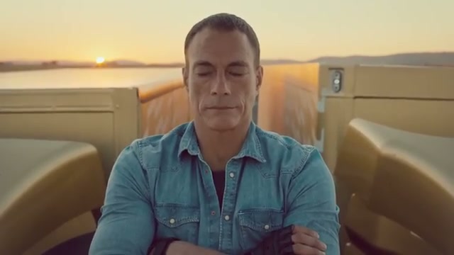 눈을 감은 Van Damme의 얼굴 뒤로 일출이 보이는 광고 도입 장면