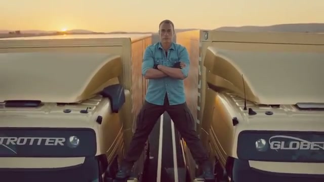 두 대의 Volvo 트럭 사이에 Van Damme이 서 있는 관계가 드러나는 장면