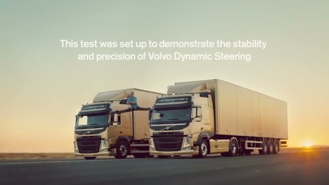 두 트럭 전체와 Volvo Dynamic Steering 기술 설명 자막이 함께 보이는 마무리 장면